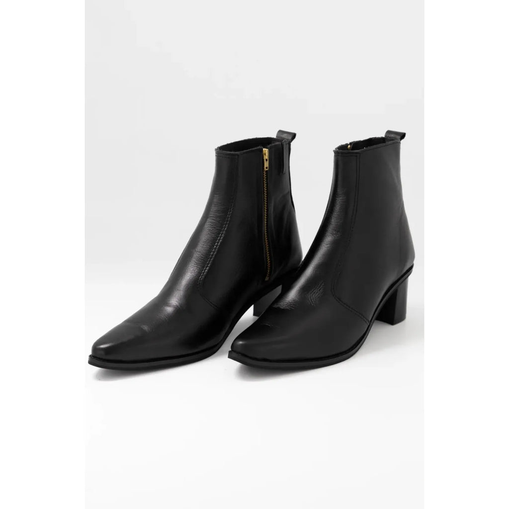 Form Boot | Black leather
